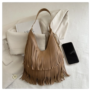 Details der braunen Boho-Tasche aus Kunstleder mit Etagere-Fransen und Schultergurt