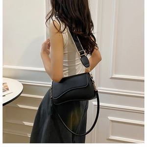 Sac bandoulière en cuir noir avec deux sangles amovibles et détails dorés chics