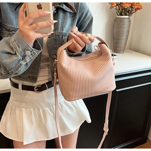 Détail du sac à main plissé rose clair avec fermeture éclair dorée et bandoulière