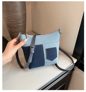Detailansicht der Denim-Beuteltasche mit Patchwork-Design, Mini-Tasche und Silberreißverschluss