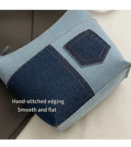 Detail der Jeans-Patchwork-Tasche mit kleiner Tasche und gelben Kontrastnähten