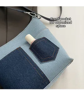 Detail der Denim-Patchwork-Umhängetasche mit Fronttasche und Kontrastnähten