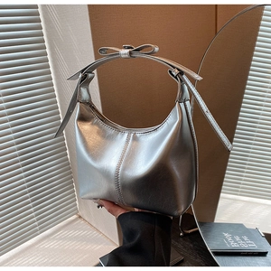 Détails du sac hobo argenté avec un nœud décoratif et du cuir PU à texture métallique