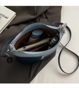 Innenansicht der blauen Denim-Beuteltasche mit großem Fassungsvermögen und Fächern