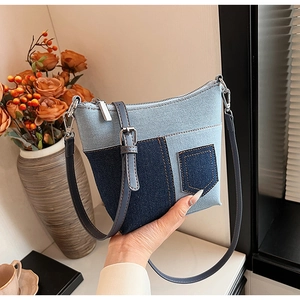 Detailansicht der zweifarbigen Denim-Umhängetasche mit Ziertasche und Silberreißverschluss