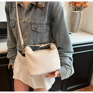 Détail du sac bandoulière plissé crème en velours côtelé avec sangle réglable et zip doré