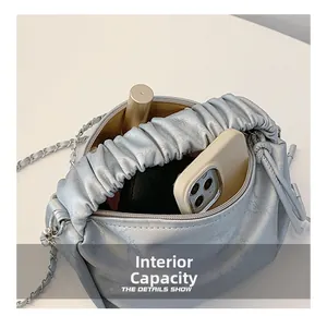 Vue de la capacité intérieure du sac nuage argenté plissé avec téléphone et rouge à lèvres
