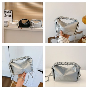 Vue détaillée des sacs nuages plissés en argent, noir et blanc avec chaîne en métal