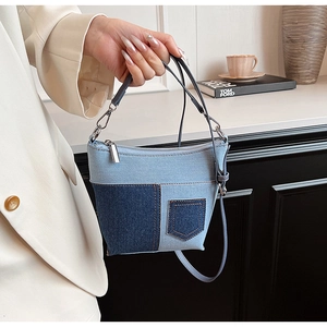 Detailaufnahme der Denim-Patchwork-Handtasche mit Tasche und Metallreißverschluss