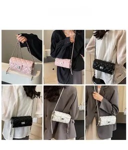 Vues détaillées du sac cylindrique matelassé avec chaîne en rose, noir et blanc