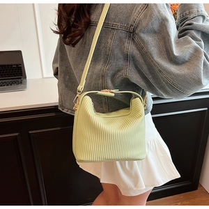 Détail du sac à main plissé vert menthe avec fermeture éclair et pièces dorées