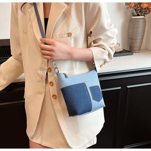 Details der Denim-Patchwork-Umhängetasche mit Mini-Ziertasche und Silberreißverschluss