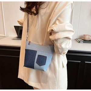 Detail der Vintage-Patchwork-Umhängetasche aus Denim mit Ziernähten und kleinen Taschen