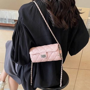 Sac cylindrique matelassé rose avec motif à losanges et bandoulière en chaîne