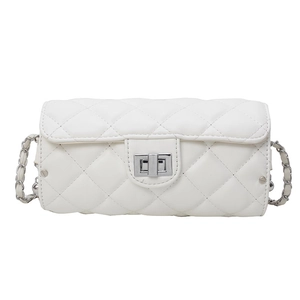 Sac bandoulière blanc matelassé avec chaîne argentée et fermoir rotatif sur fond blanc