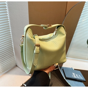 Détail du sac plissé vert avocat avec bandoulière réglable et boucle dorée