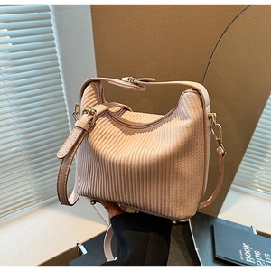 Détails du sac à main en velours côtelé rose avec fermeture éclair dorée et sangle