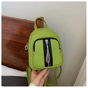 Detail des limettengrünen Rucksacks aus Kieselleder mit Reißverschluss und Herzanhänger