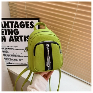 Nahaufnahme des hellgrünen Mini-Rucksacks aus Leder mit Narbenstruktur und Silberquasten