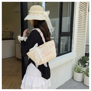 Conjunto de bolso de paja y sombrero a juego con lazos de encaje en ambiente veraniego