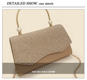 Détail du tissu à paillettes avec poignée en perles et fine chaîne en métal du sac