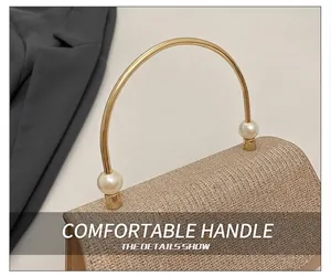 Détail de la pochette dorée à paillettes avec poignée anneau métal et ornements perles