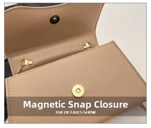 Détail de la fermeture magnétique et ferrures dorées sur le sac en cuir beige texturé
