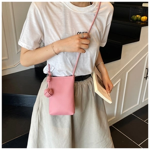 Dettaglio mini borsa a tracolla rosa in pelle martellata con nodo intrecciato decorativo