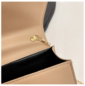 Détails du sac à main en cuir mocha montrant les coutures et la chaîne dorée