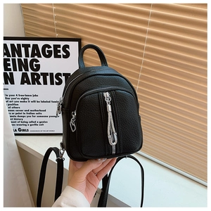 Detail eines schwarzen Mini-Rucksacks aus Kieselleder mit Strass-Pin-Reißverschluss und Silber-Hardware