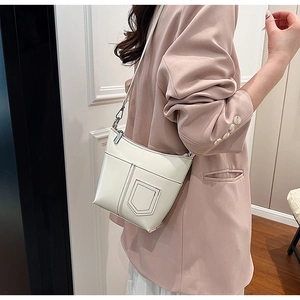 Schlichte cremefarbene Schultertasche aus Leder mit U-Nähten und verstellbarem Gurt