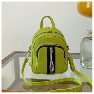 Nahaufnahme des neongrünen Mini-Rucksacks mit Litschikorn-Textur und silbernen Reißverschlüssen