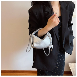 Détail du sac plissé argenté métallisé avec bandoulière chaîne et poignée chic