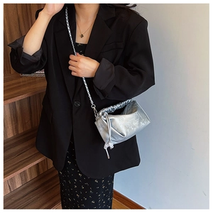 Vue détaillée du sac à bandoulière argenté plissé avec texture florale métallique