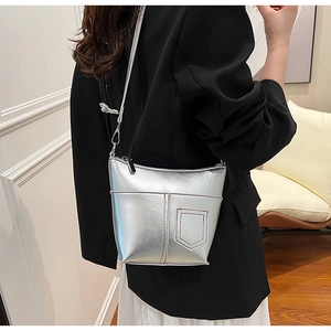 Silberne Schultertasche aus glänzendem Kunstleder mit minimalistischem Umhängeriemen