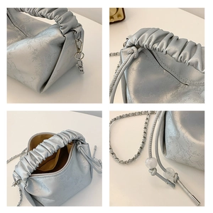 Détails du sac à main plissé argenté avec imprimé bambou et poignée nuage