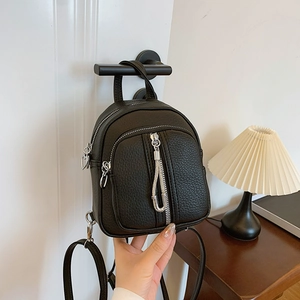Mini-Mode-Rucksack aus schwarzem strukturiertem Leder mit silberner Kette und Reißverschluss