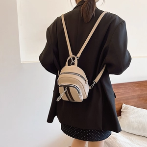 Schicker beige Mini-Rucksack aus genarbtem Leder für Damen mit Metallreißverschluss