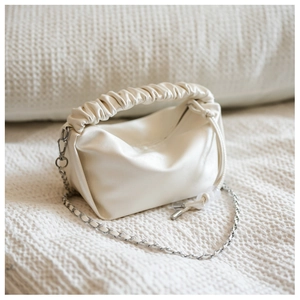 Détail du sac à main nuage plissé blanc crème montrant la texture PU et la chaîne