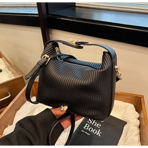 Détail du sac à bandoulière noir plissé avec fermeture éclair et boucles dorées