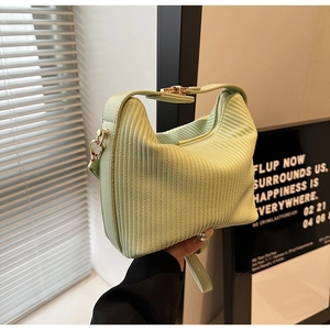 Vue détaillée du sac hobo en velours côtelé vert clair avec boucle en métal doré réglable