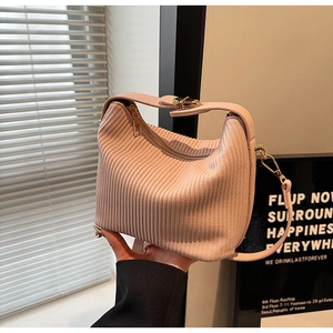 Détail du sac plissé avec fermeture éclair métallique et bandoulière amovible élégante