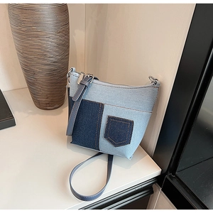 Detailansicht der Denim-Patchwork-Umhängetasche mit blauen Stoffstrukturen und Nähten