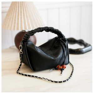 Détails du sac nuage plissé noir avec perles ambrées et bandoulière chaîne