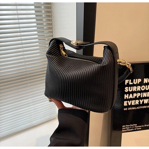 Détail du sac bandoulière noir plissé avec boucle dorée et poignée en cuir robuste