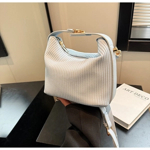 Détail du sac à main en velours côtelé bleu clair avec finitions dorées