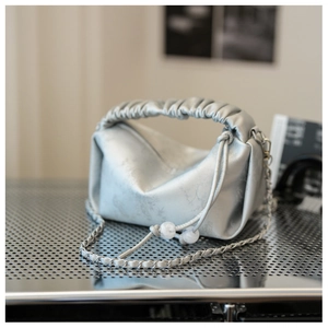 Détail du sac nuage plissé argenté métallique avec perles de serrage et chaîne