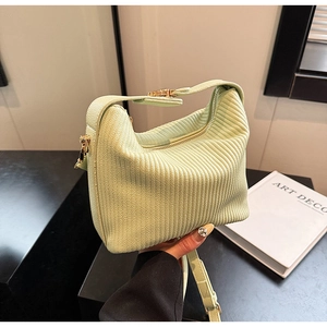 Détail du sac à main plissé vert menthe avec fermeture éclair dorée et bandoulière longue