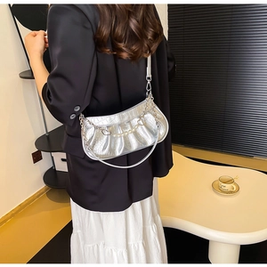 Détail du sac argenté plissé avec bandoulière en perles et texture crocodile chic