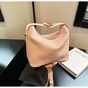 Détail du sac à main plissé rose clair avec fermoir doré et forme en demi-lune